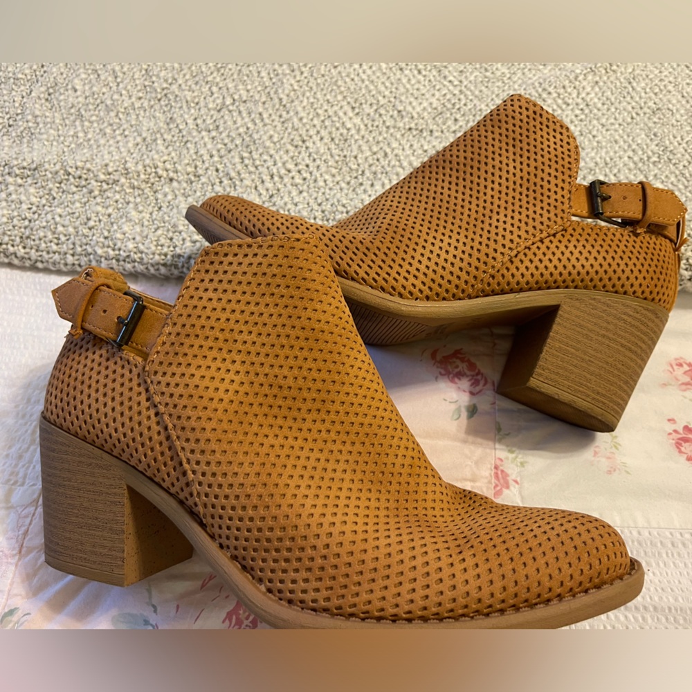 QUPID Tobin Short Booties Women’s Size 10 Tan Distress Nubuck Brown like new!
